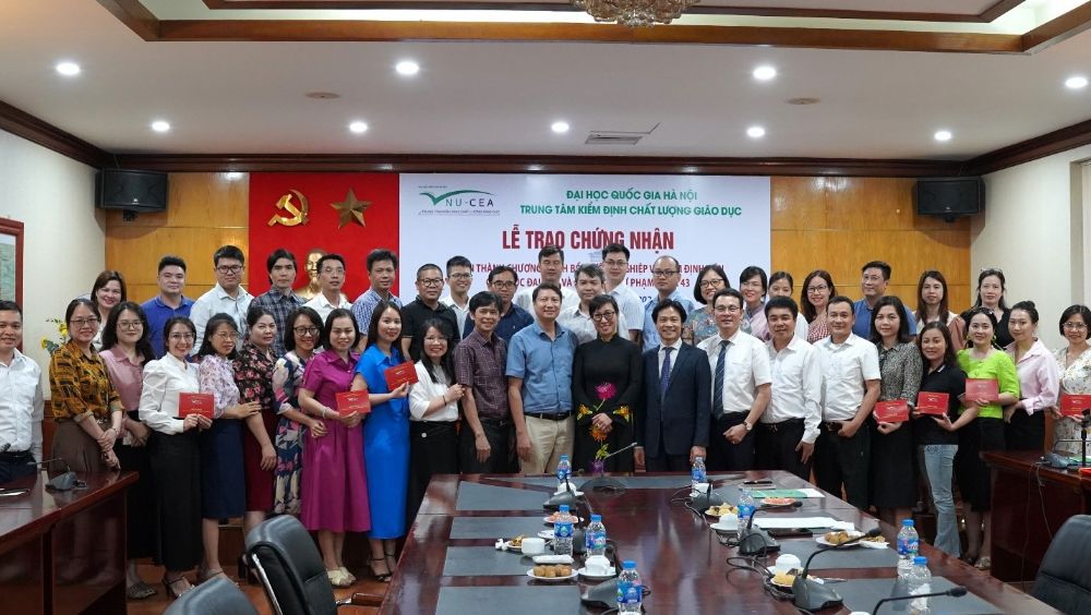 Trao chứng nhận hoàn thành chương trình bồi dưỡng nghiệp vụ kiểm định Khóa 43 (Đợt 1 - 2024)